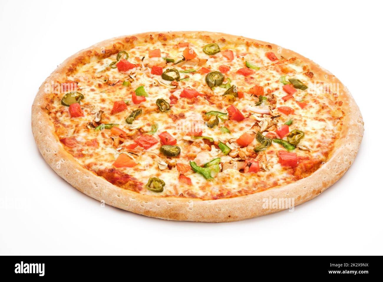 Frische italienische klassische Pizza mit Paprika, Tomaten und Jalapeno isoliert auf weißem Hintergrund. Stockfoto