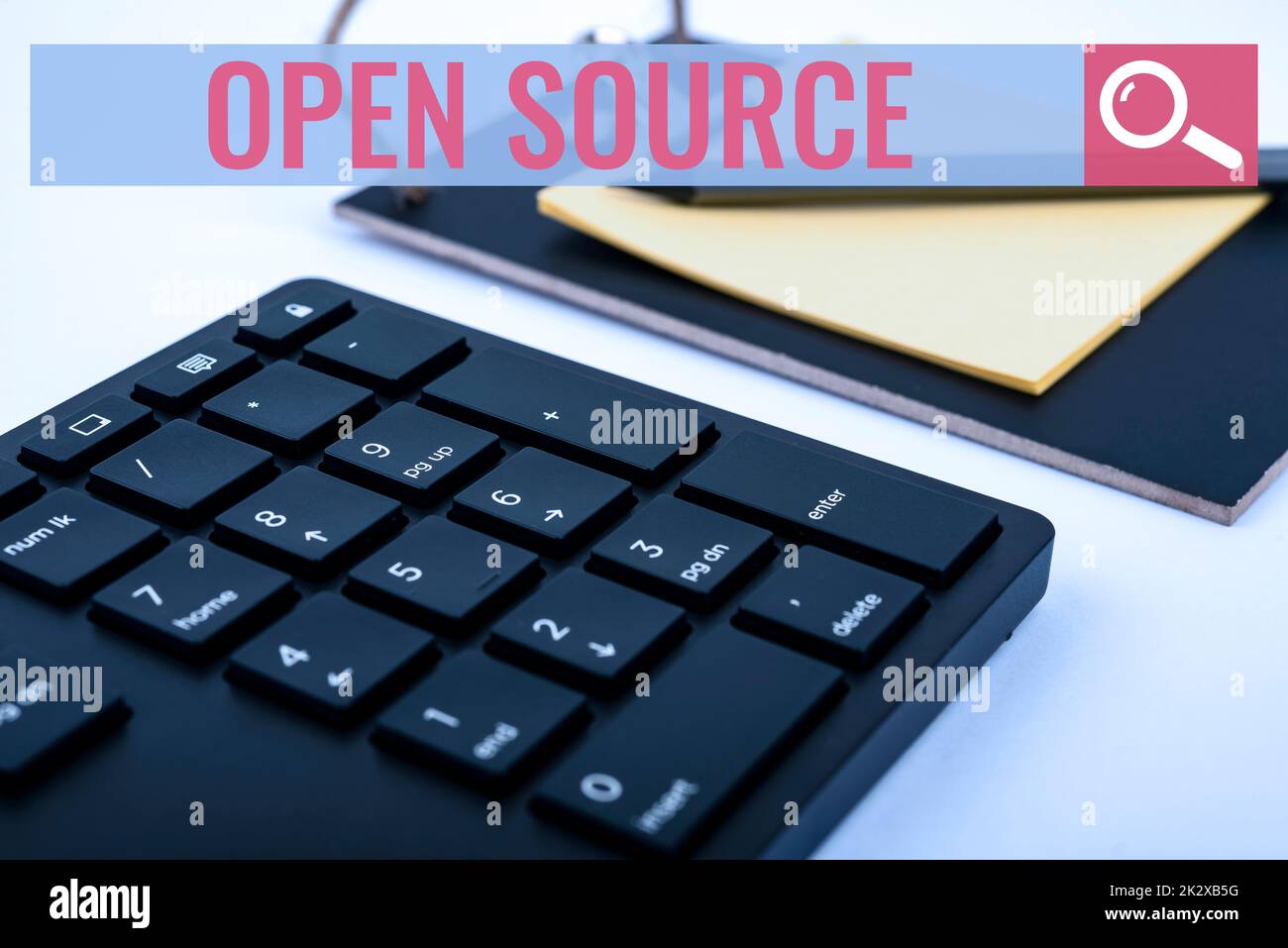 Text, der Inspiration Open Source zeigt. Konzept bedeutet Software mit Original-Quellcode frei verfügbare Computertastatur und Symbol. Informationsmedium für die Kommunikation. Stockfoto