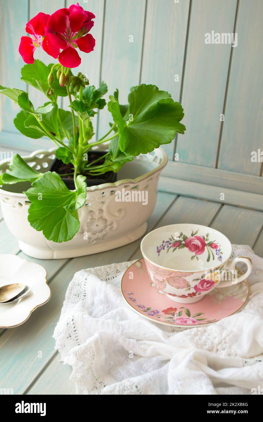 Frauenferienkonzept. Vintage-Becher mit Blumen. Stockfoto