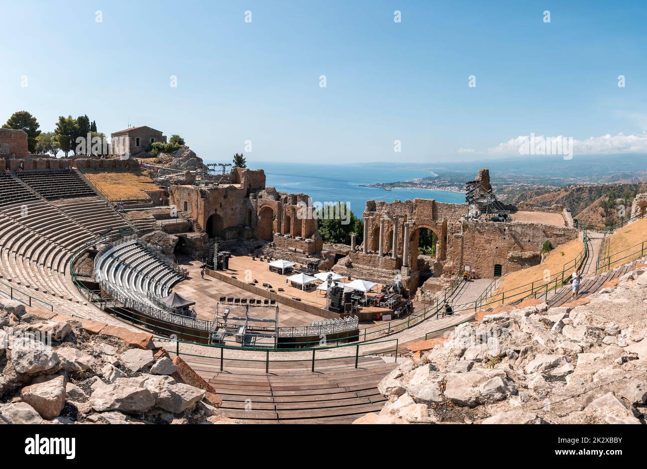 Panoramablick auf alte Ruinen des antiken griechischen Theaters an der Mittelmeerküste Stockfoto
