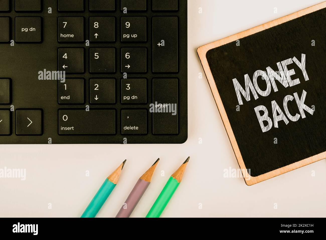 Ich schreibe Geld zurück. Internetkonzept Erhalten Sie, was Sie für einen Defekt oder ein Problem mit dem Produkt Computertastatur und Symbol bezahlt haben.Informationsmedium für die Kommunikation. Stockfoto