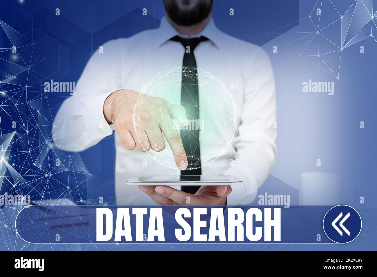 Textüberschrift zur Darstellung der Datensuche. Word for sammelt und berichtet über Informationen, die bestimmte Begriffe enthalten Geschäftsmann, der auf ein Tablet zeigt, steht für globales innovatives Denken. Stockfoto