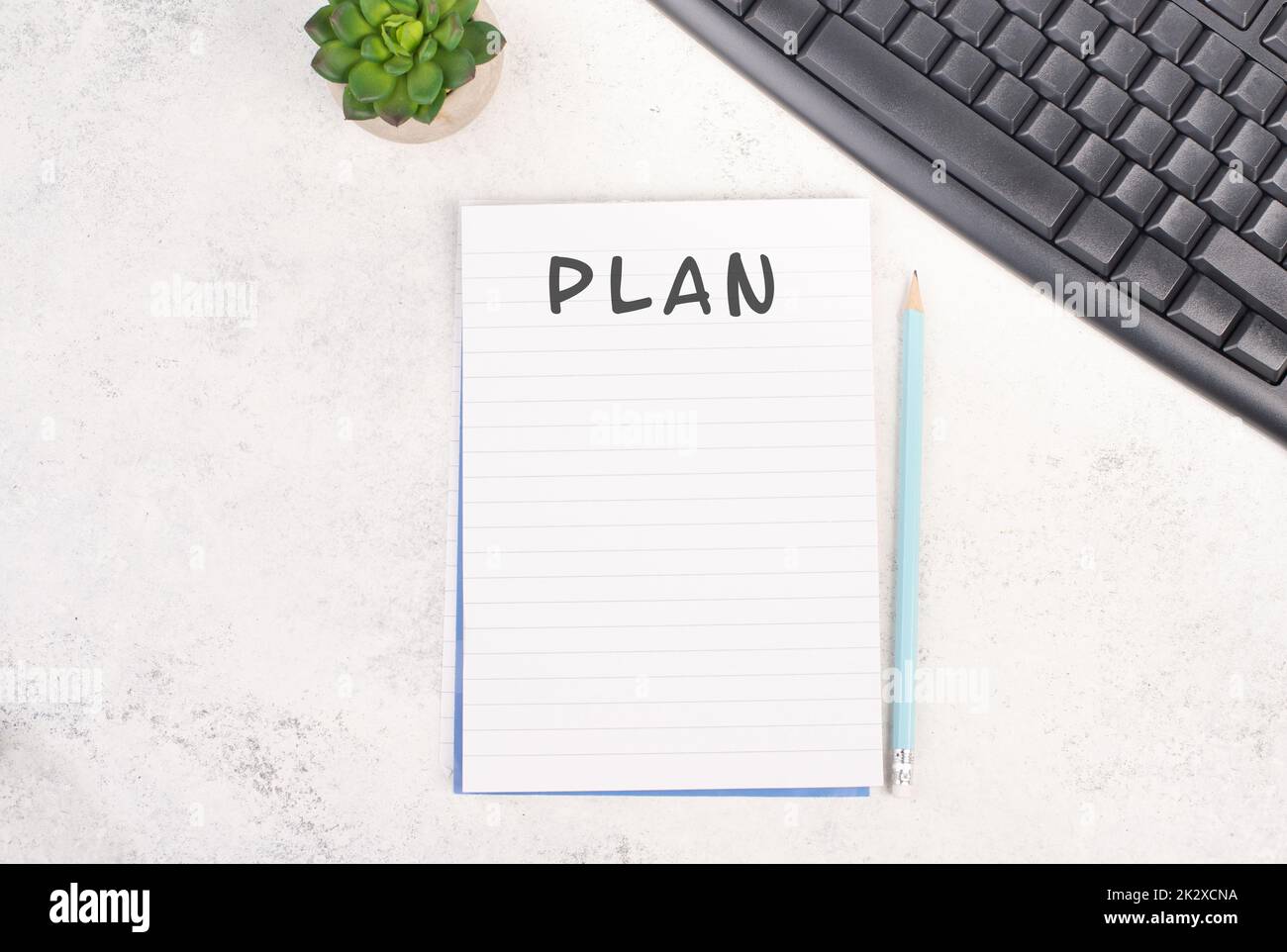 Papier mit dem Wort Plan neben einem Stift, einer Computertastatur und einem Kaktus, strukturierter Hintergrund, Brainstorming für neue Ideen, Schreiben einer Nachricht, Erstellen eines Plans, Schreibtisch im Home Office Stockfoto