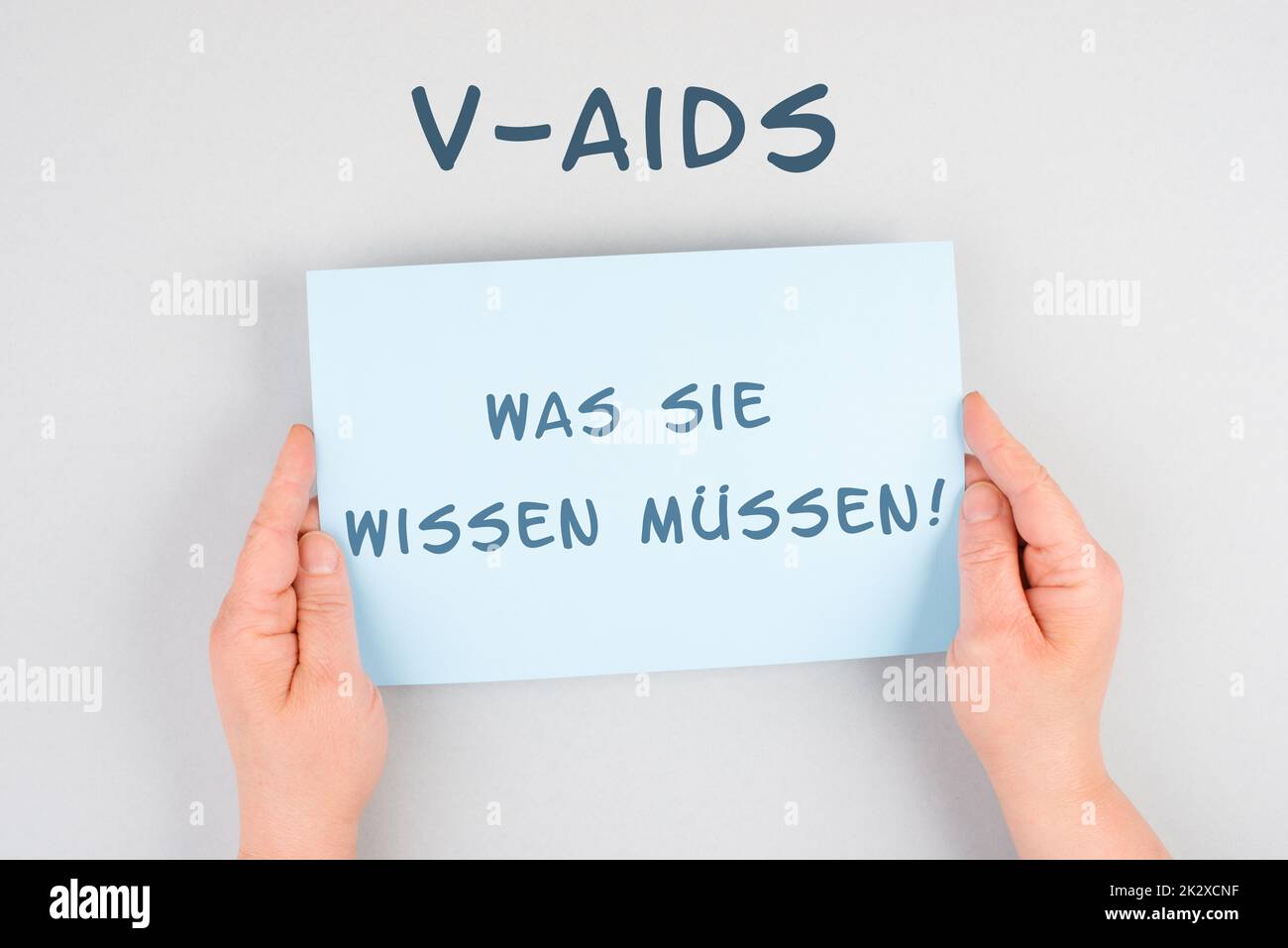 Die Worte V-Aids, was Sie wissen müssen, stehen in deutscher Sprache auf einem Papier, neue Autoimmunerkrankung durch Covid-19-Impfung, Immunsystemschäden, Gesundheitsproblem Stockfoto