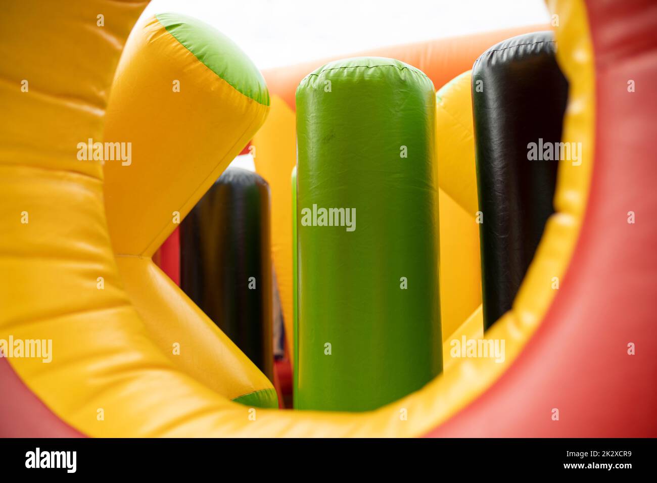 Aufblasbarer Kinderspielplatz. Hindernisparcours aus Gummi. Aufgeblasene Konstruktion Stockfoto