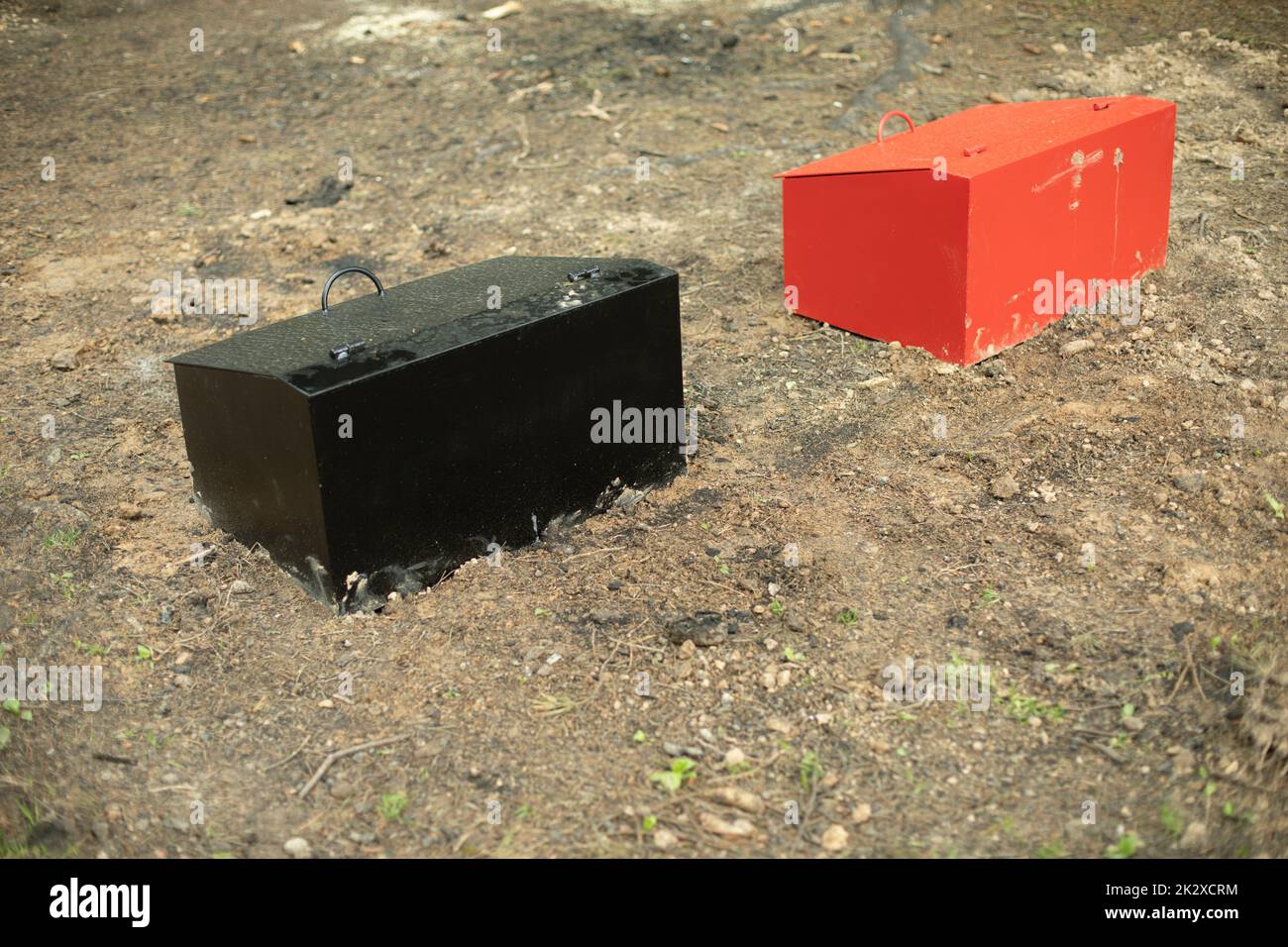 Zwei Kisten im Wald. Stauraum für Sand. Sicherheitsausrüstung für die Brandbekämpfung. Stockfoto