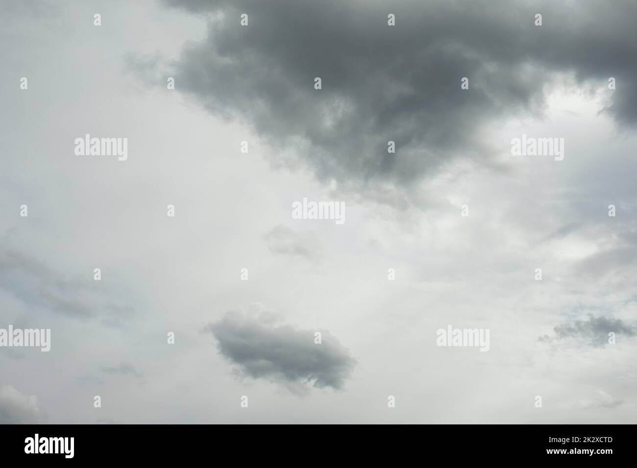 Wolken am Himmel ohne Sonnenschein. Grauer Himmel bei bewölktem Wetter. Stockfoto