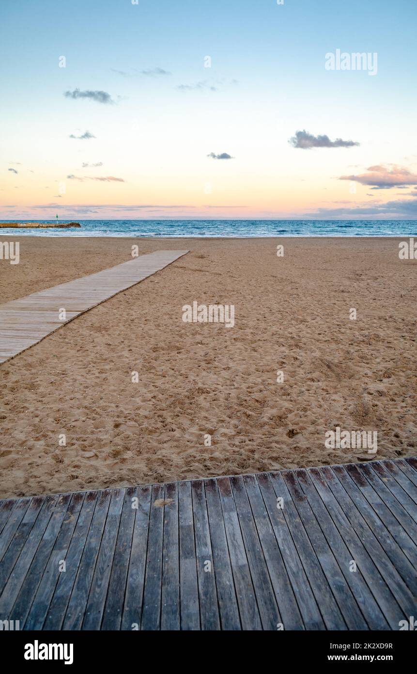 Strand in der mediterranen Stadt Javea (Xabia), Spanien Stockfoto