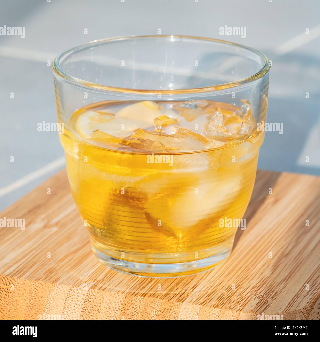 Goldener Rum auf Eis Stockfoto