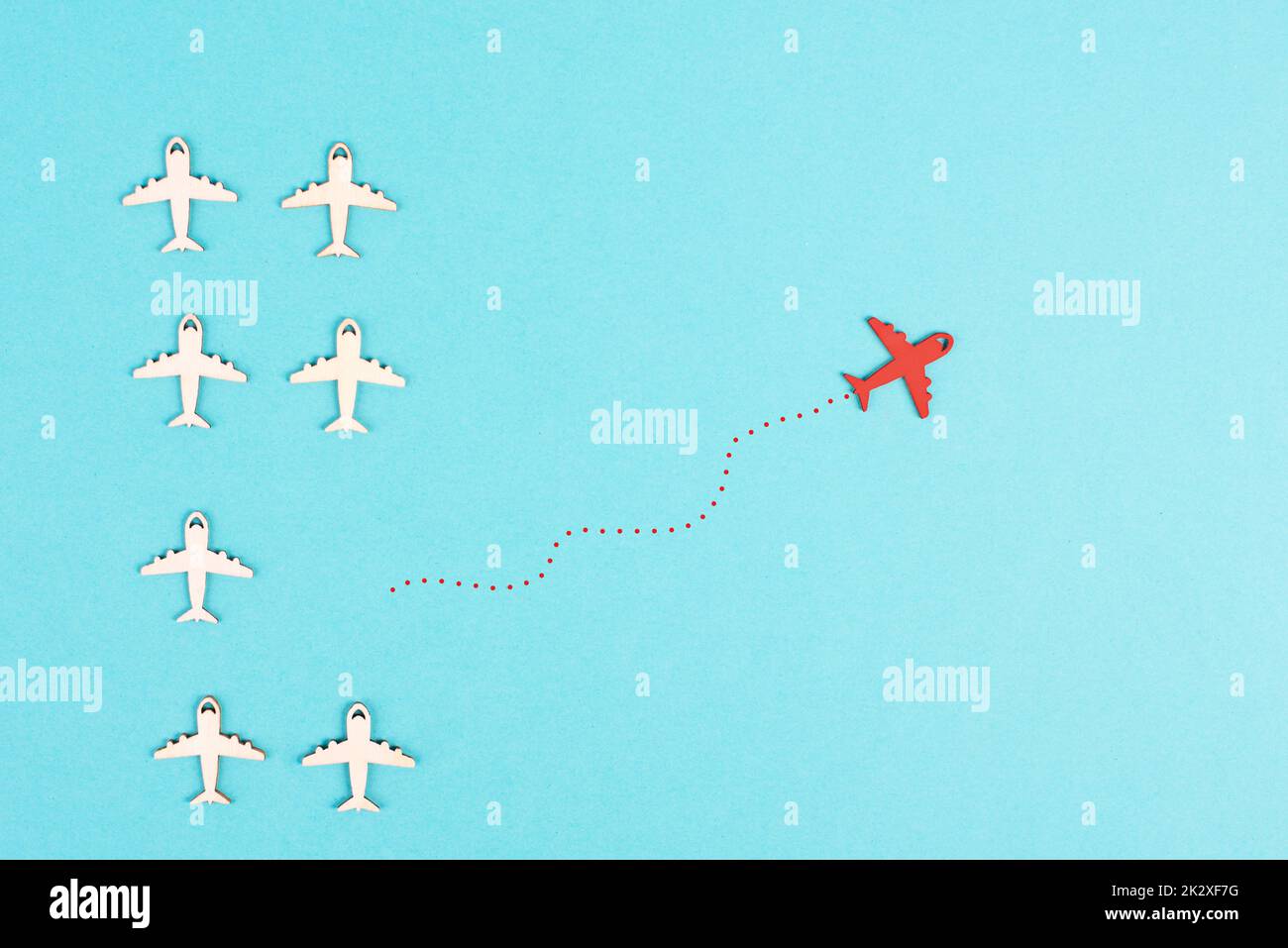 Flugzeuge, die der Gruppe folgen, denkt Red Plane anders und nimmt die entgegengesetzte Richtung, Führung, Mut und Siegerkonzept Stockfoto