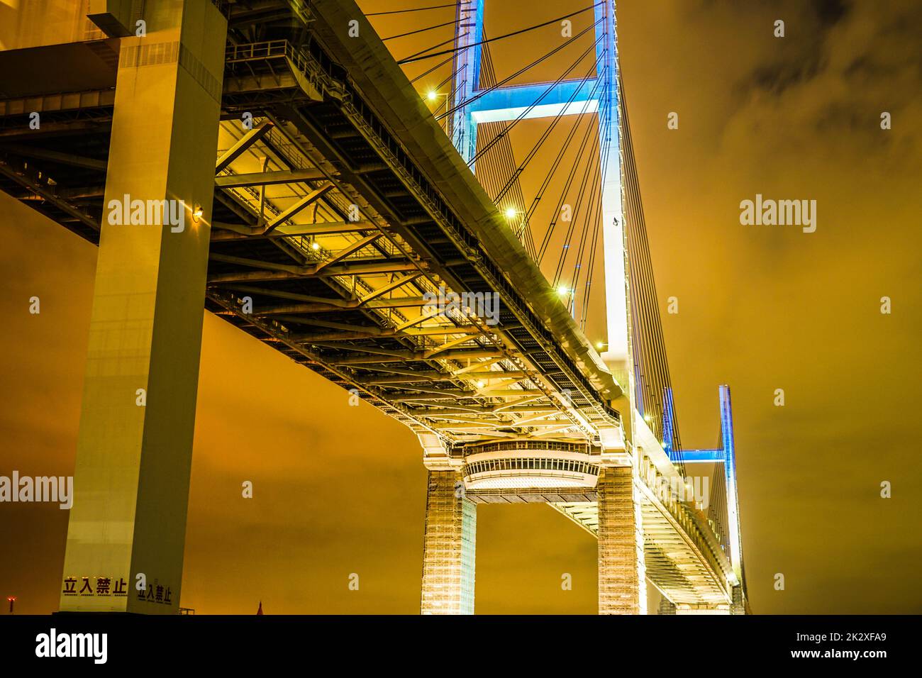 Nacht der Yokohama Bay Bridge (von Daikokufuto) Stockfoto