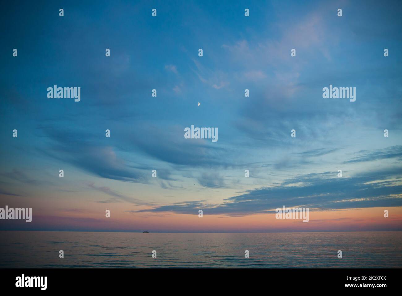 Meer und Himmel bei Sonnenuntergang. Schöne Landschaft. Stockfoto