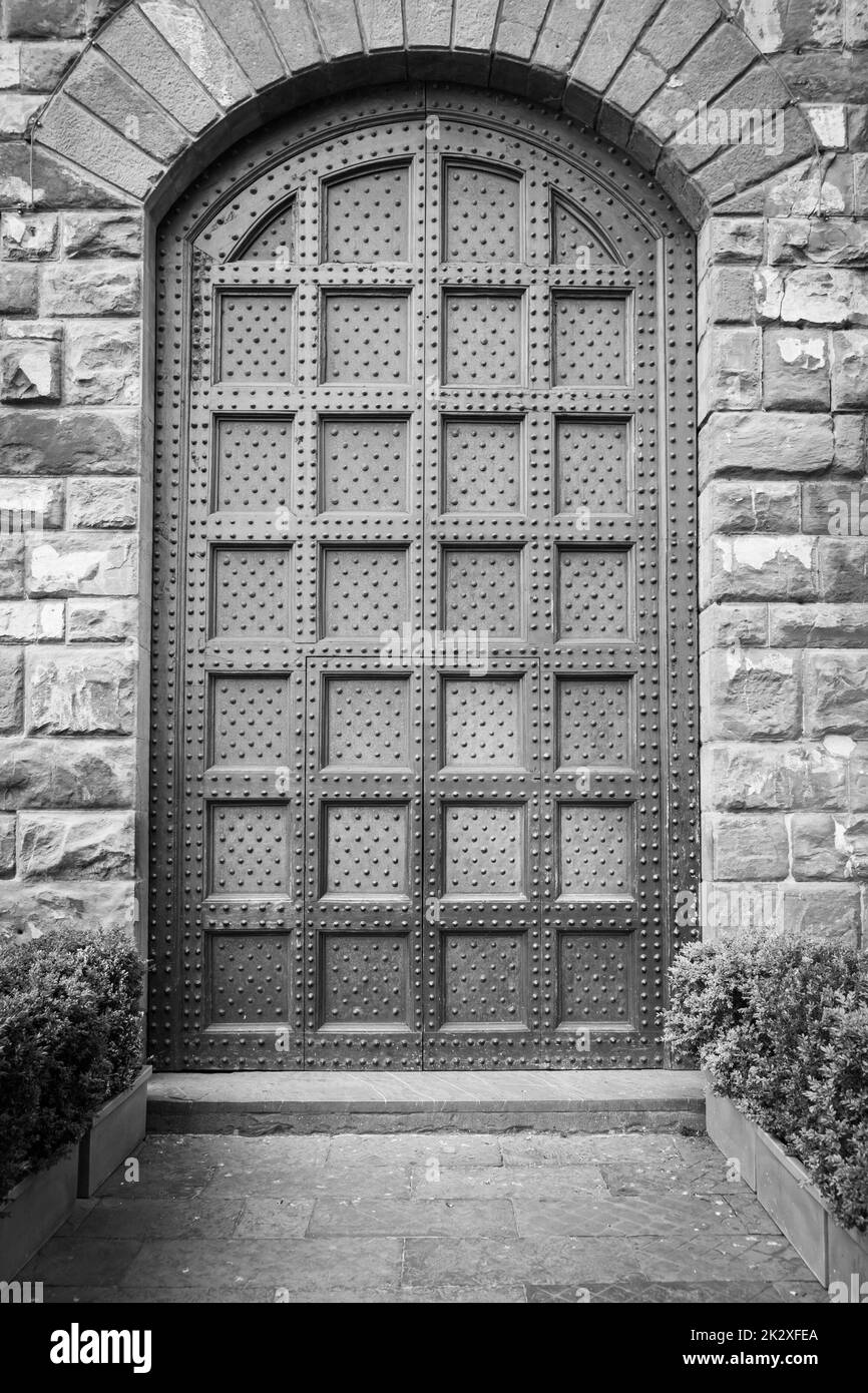 Antike Tür im historischen Gebäude - Konzept der Sicherheit, Geheimnis, Grunge. Stockfoto