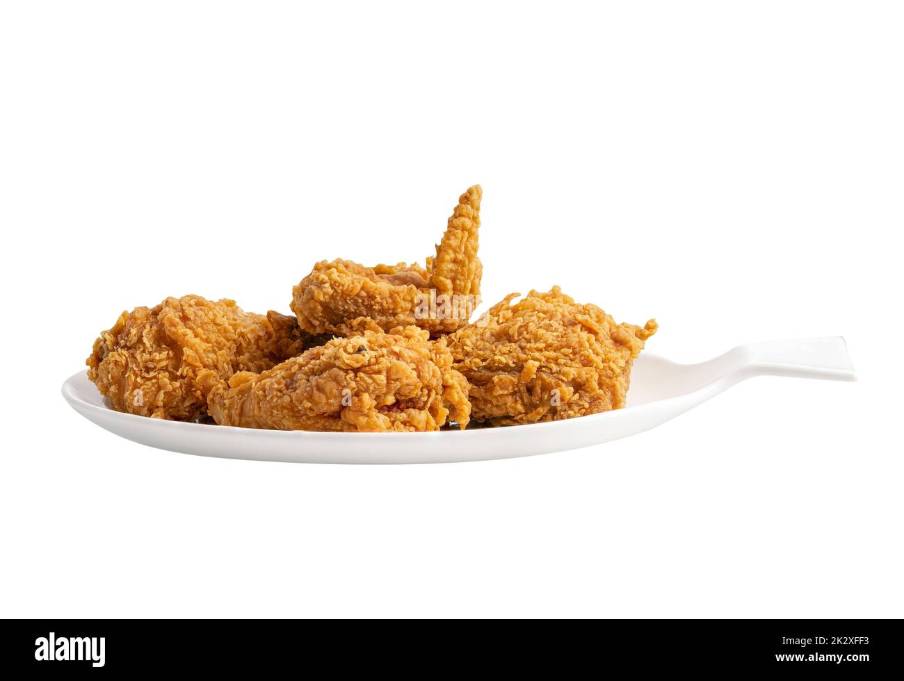 Gebratenes Huhn serviert auf weißem Teller isoliert auf weißem Hintergrund, kalorienreiche Junk-Food Stockfoto