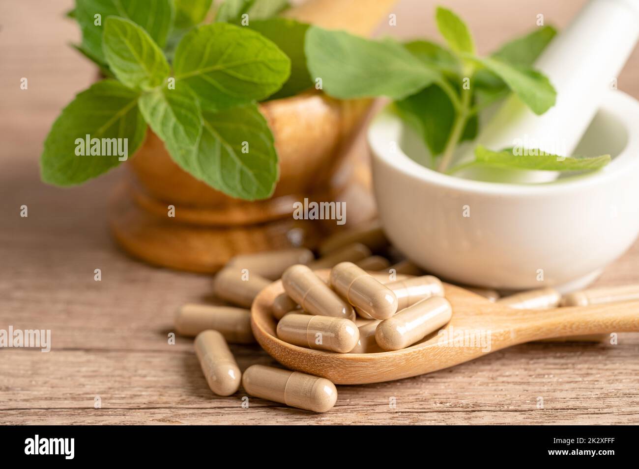 Alternative Medizin pflanzliche Bio-Kapsel mit Vitamin E Omega 3 Fischöl, Mineral, Medikament mit Kräutern Blatt natürliche Ergänzungen für ein gesundes gutes Leben. Stockfoto