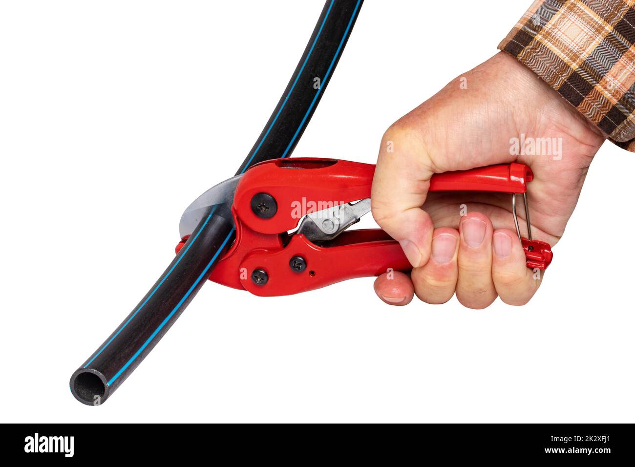 Klempnerwerkzeuge isoliert. Ein Mann schneidet ein Stück PE-Druckrohr oder Wasserrohr mit einem roten pvc-Rohrabschneider. Beschneidungspfad. Trink- und Versorgungswassersysteme. Stockfoto