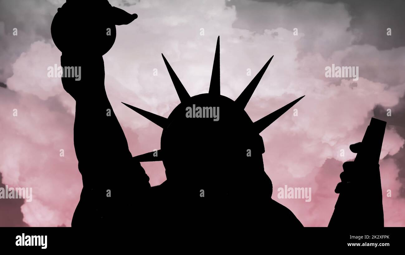 Die Freiheitsstatue Von New York City Gegen Wolken Stockfoto