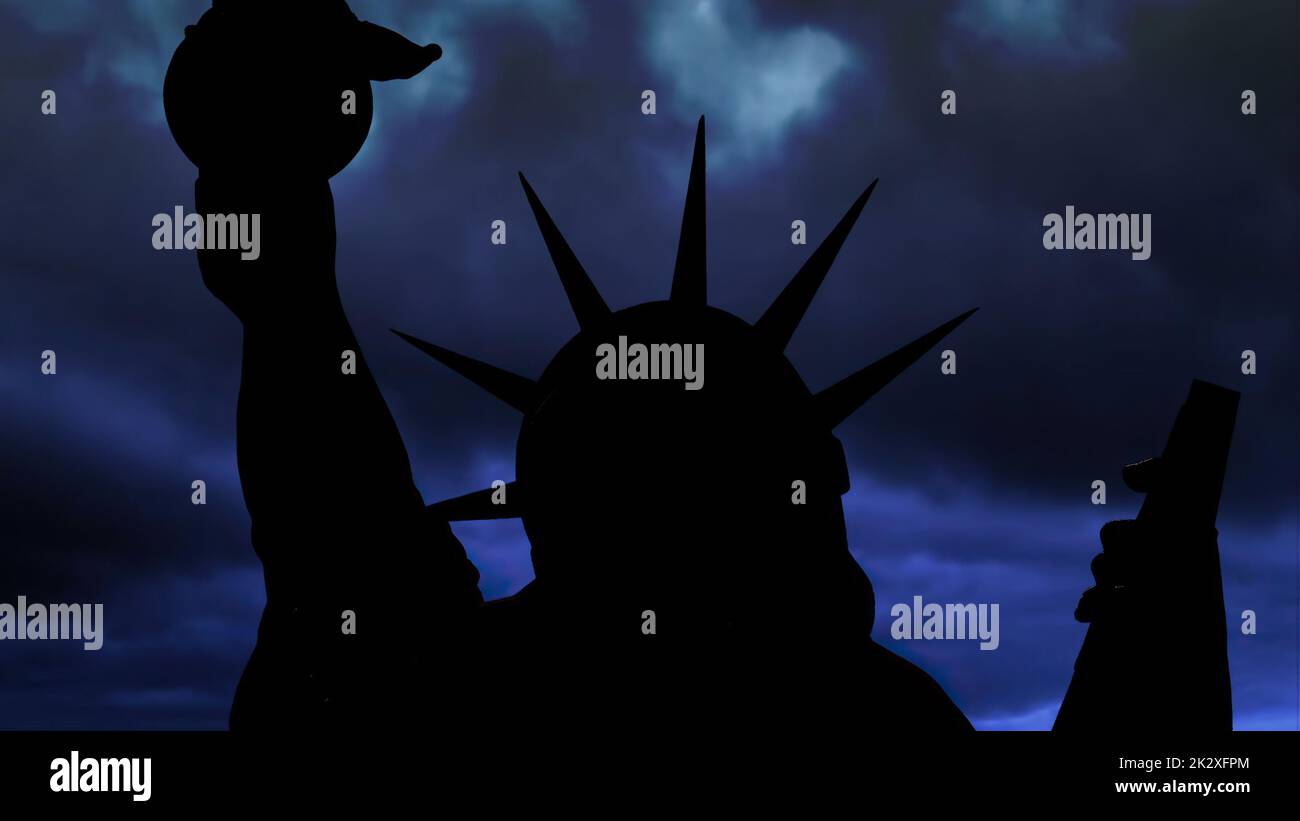 Die Freiheitsstatue Von New York City Gegen Wolken Stockfoto