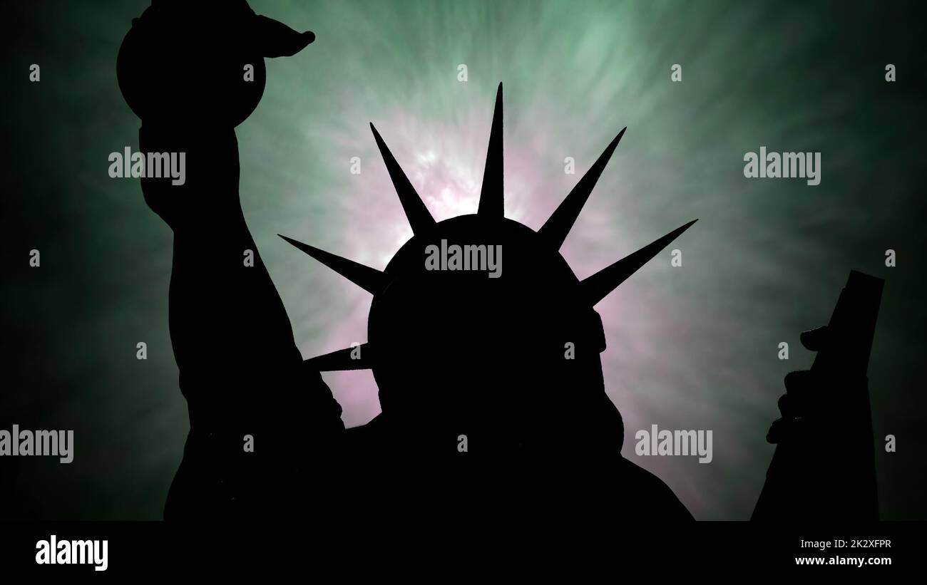 Die Freiheitsstatue Von New York City Gegen Wolken Stockfoto