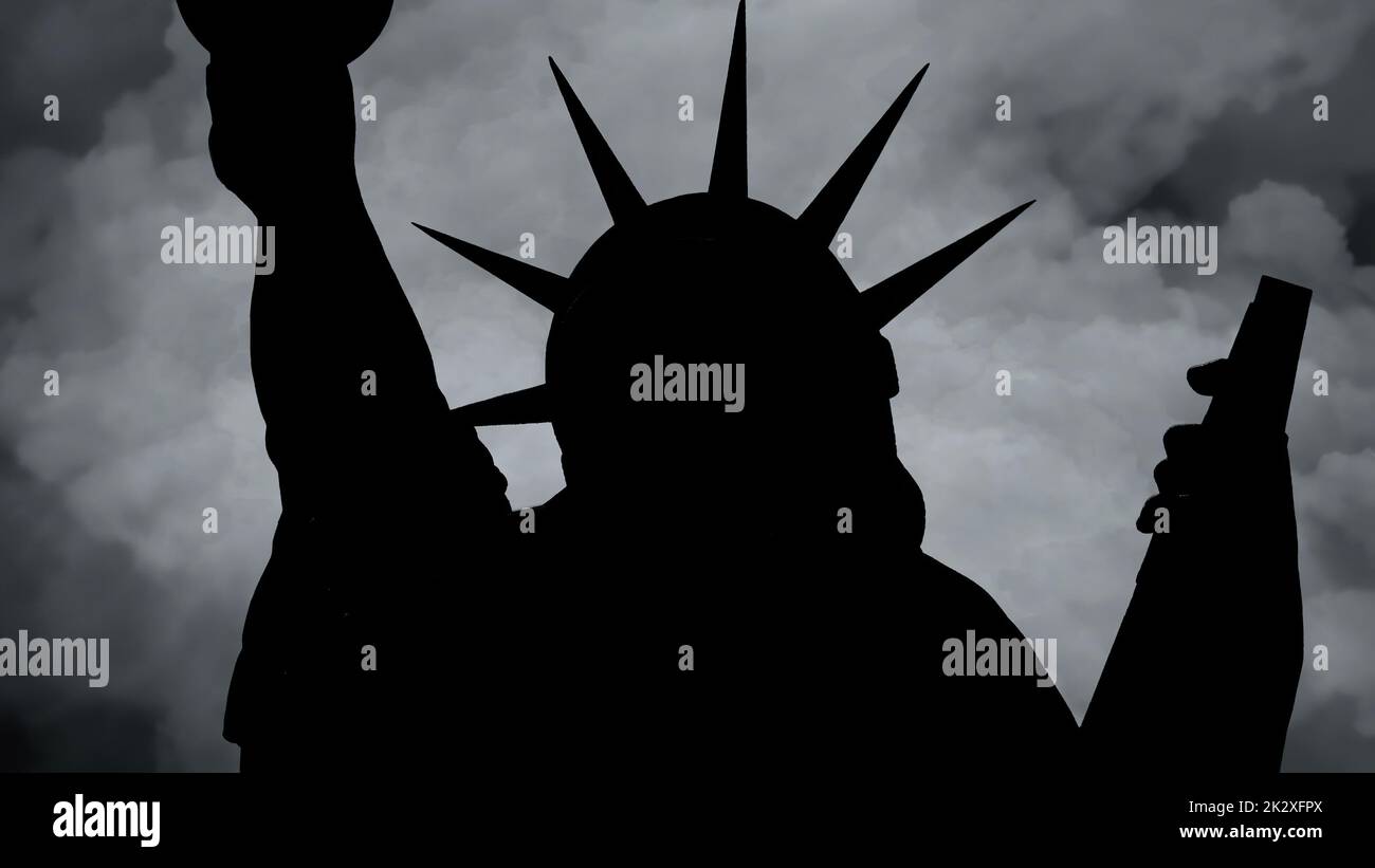 Die Freiheitsstatue Von New York City Gegen Wolken Stockfoto