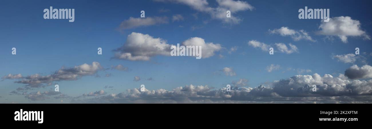 Panorama Himmel mit Wolken an einem sonnigen Tag. Stockfoto