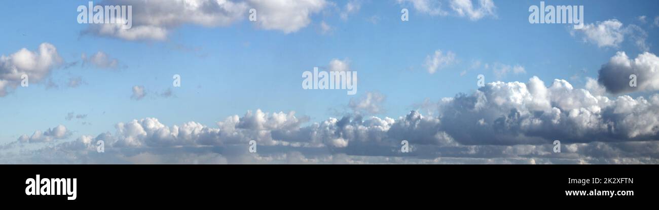 Panorama Himmel mit Wolken an einem sonnigen Tag. Stockfoto