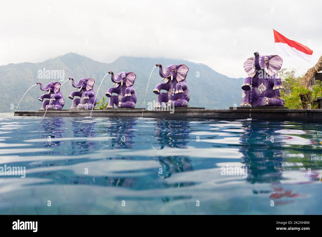 Natürliches Thermalbad neben dem Batur Vulkan heißes Wasser fließt in den unendlichen Pool mit wunderschönem Blick auf den See und die Berge von Abang. Beliebtes Reiseziel Stockfoto