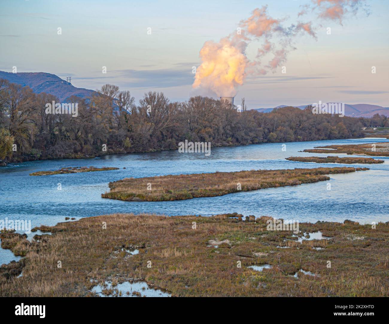 Rhone mit einem Kamin und einem Atomkraftwerk im Hintergrund Stockfoto