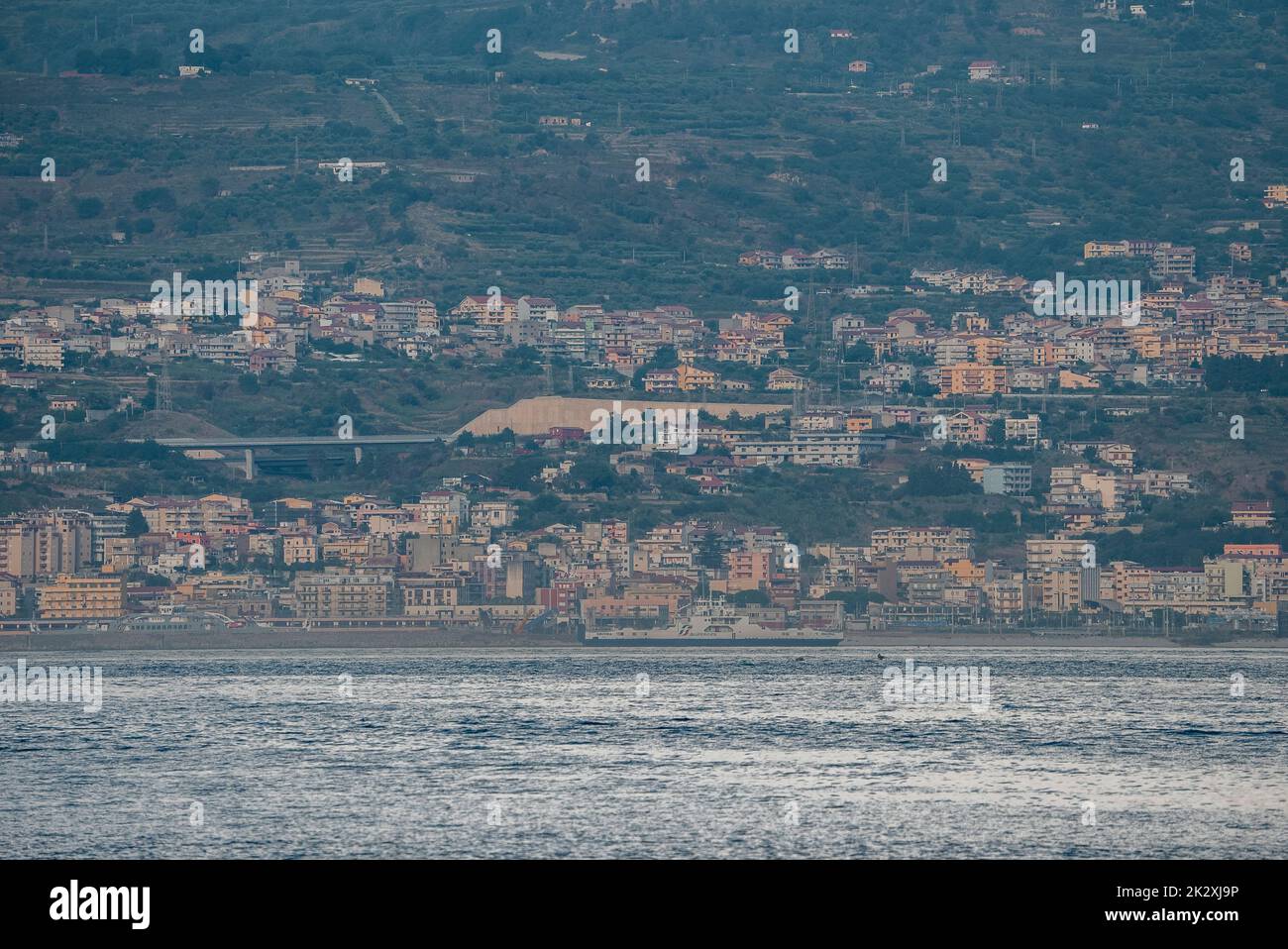 Blick auf das Stadtbild von Messina und das Mittelmeer auf der Insel Stockfoto