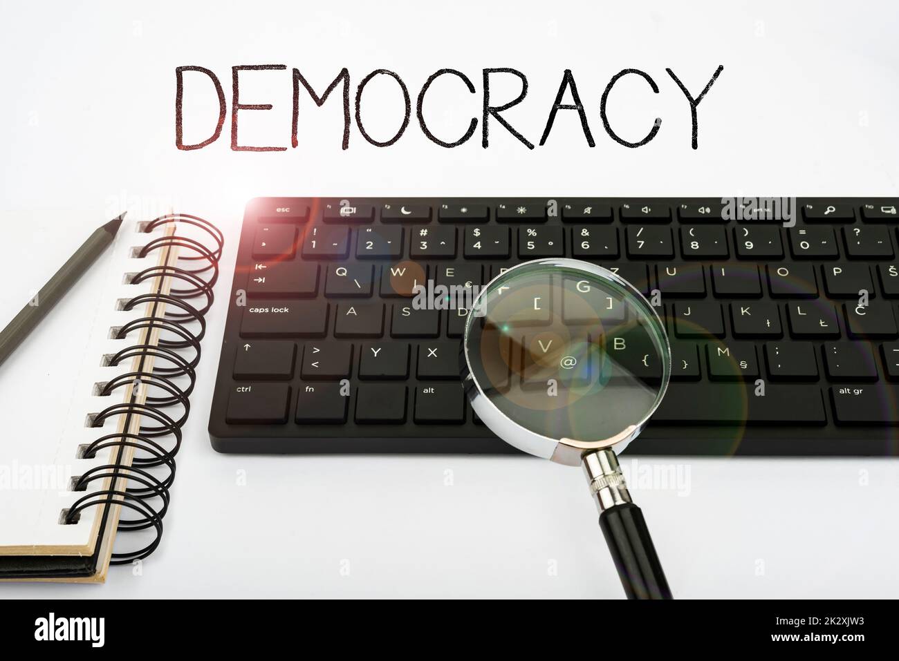 Begrifflicher Titel Demokratie. Geschäftsüberblick Freiheit der Vorführung, ihre Gefühle und Überzeugungen auszudrücken Computertastatur und Symbol.Informationsmedium für die Kommunikation. Stockfoto