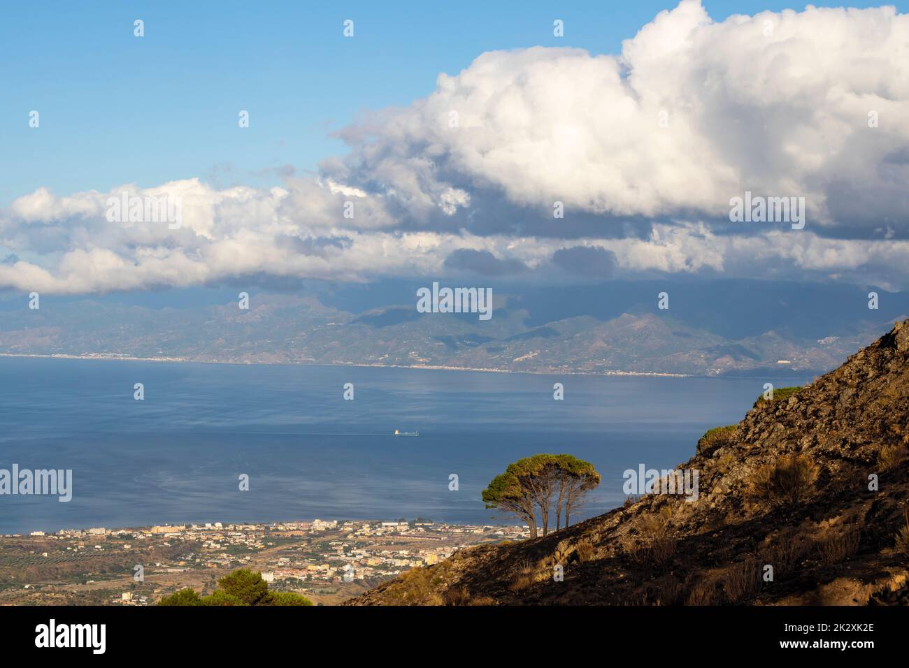 Landschaft beleuchtet von der Morgensonne in der Nähe von Reggio di Calabria mit Insel Sizilien, Italien Stockfoto