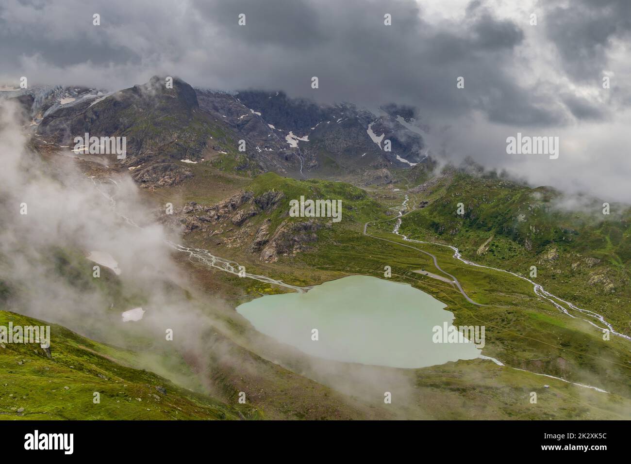 Typische Alpenlandschaft der Schweizer Alpen mit Steinsee, Urner Alpen, Kanton Bern, Schweiz Stockfoto