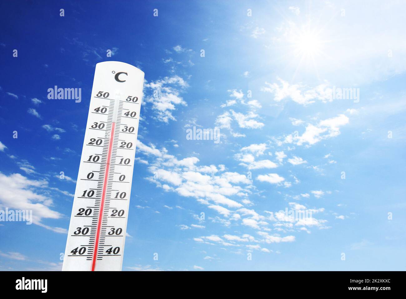 Thermometer mit celsius-Skala, die eine extrem hohe Temperatur anzeigt. Stockfoto