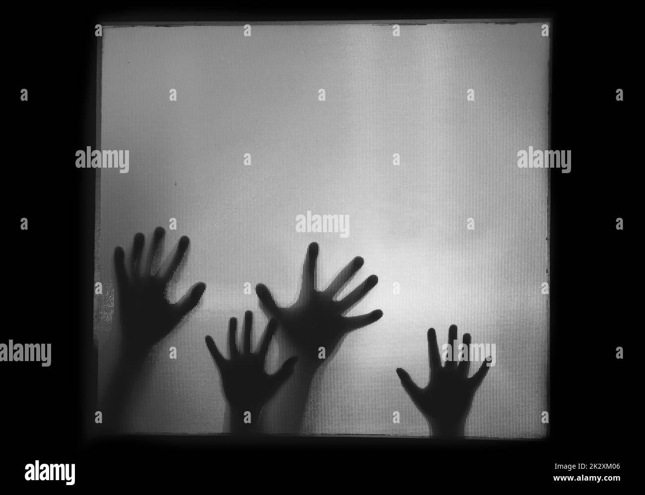 Schattige Gestalthandschuhe hinter Glas – Horrorhintergrund Stockfoto