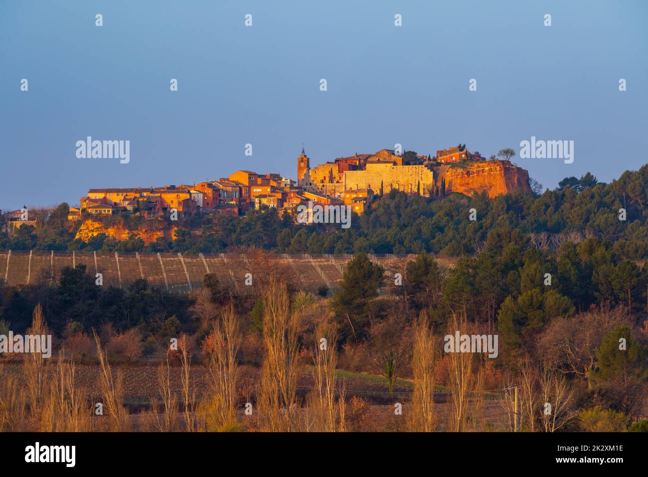 Landschaft mit historischem Ockerdorf Roussillon, Provence, Luberon, Vaucluse, Frankreich Stockfoto