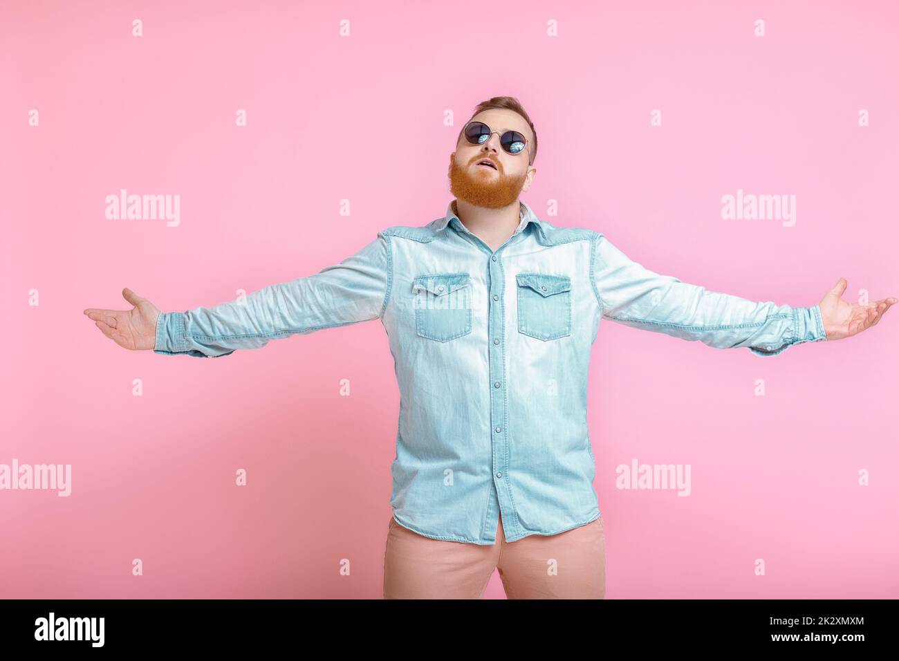 Der Bartmann spreizt seine Arme in der Hand Stockfoto