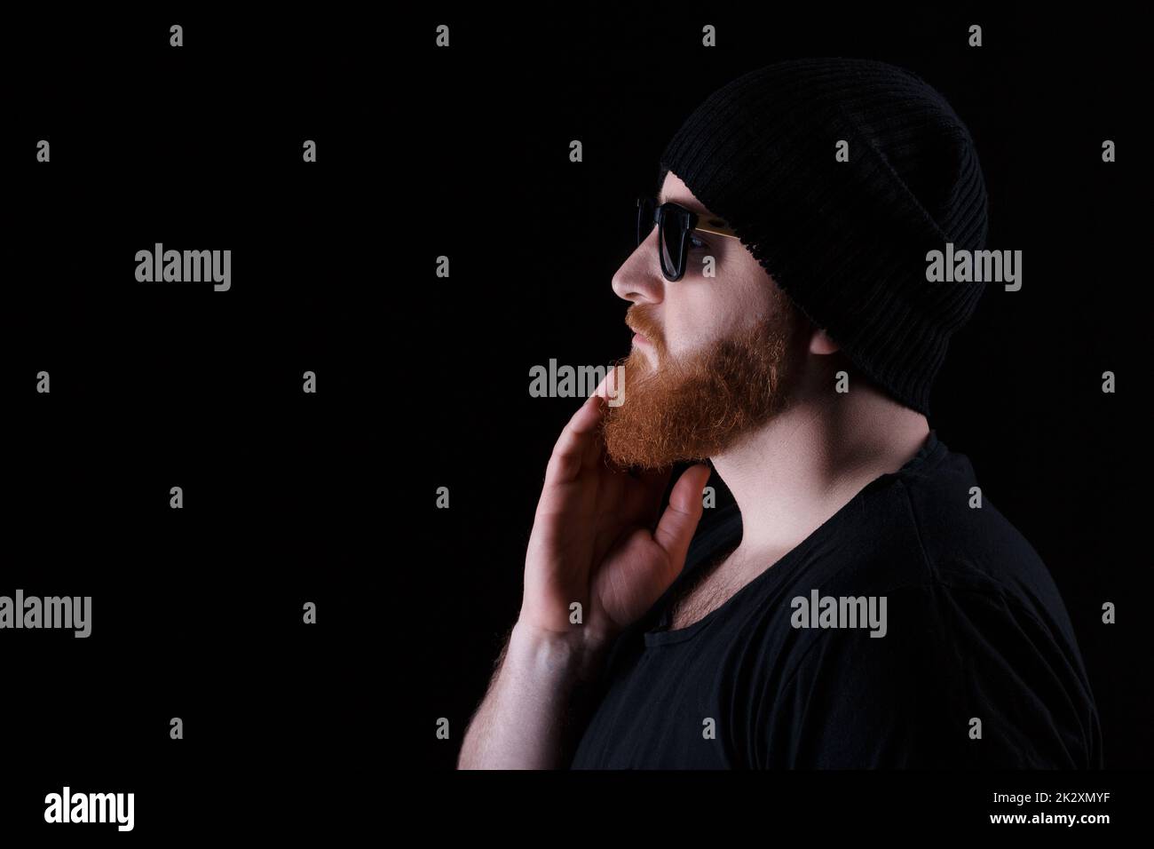 Bärtiger Mann mit Sonnenbrille und Hut Stockfoto