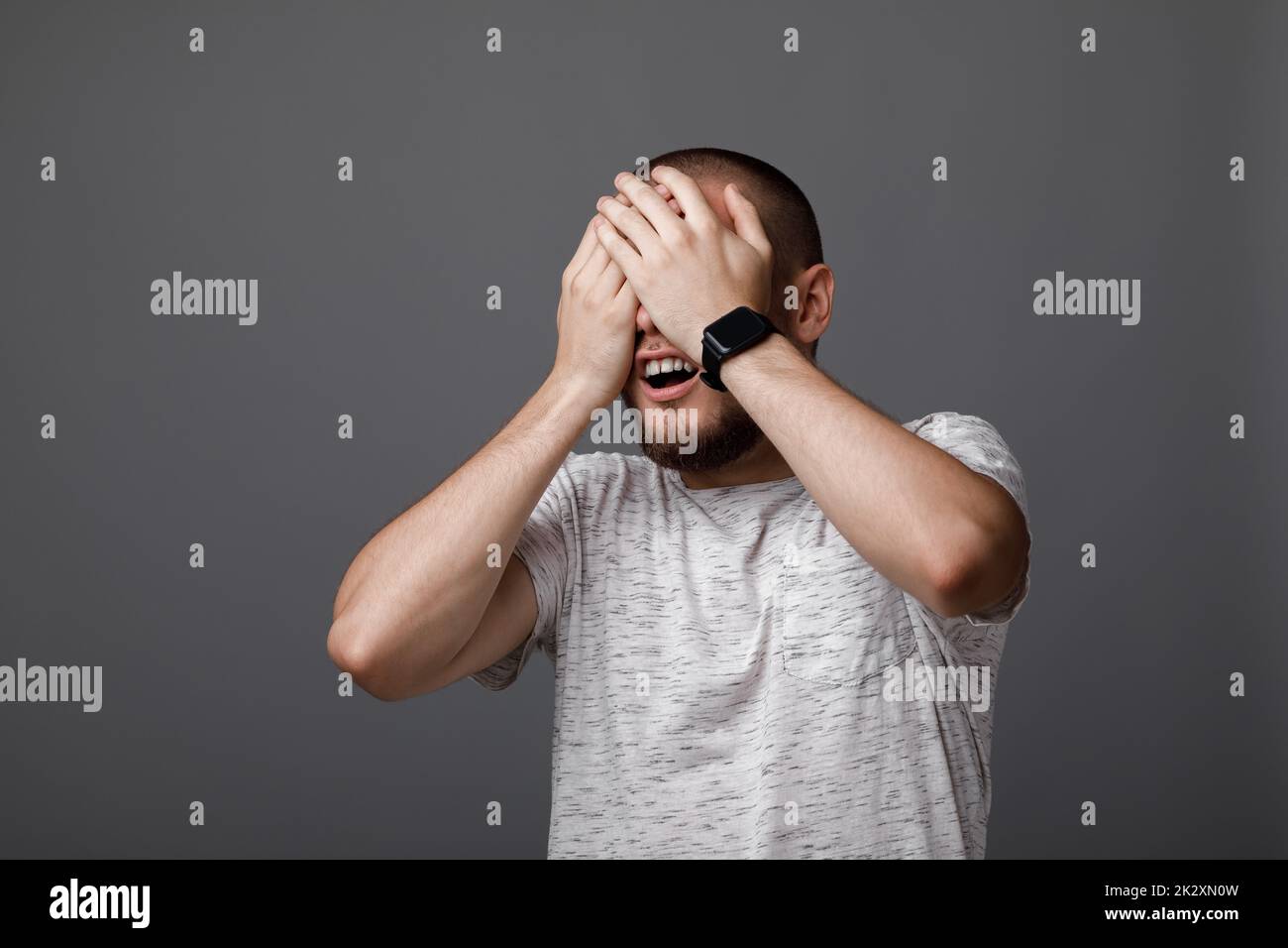 Das Portrait des jungen bärtigen Mann Stockfoto