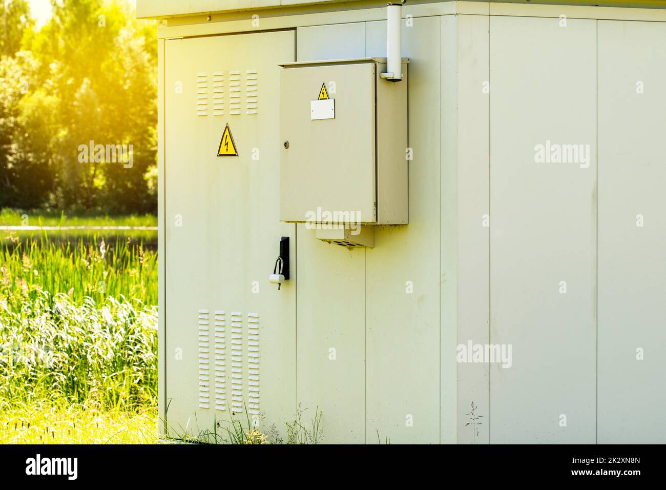 Elektrischer Verteilerschrank im Freien mit Morgensonne Stockfoto