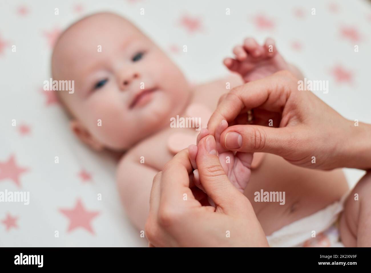 Massage der Babyhand von der Mutter, Nahaufnahme Stockfoto