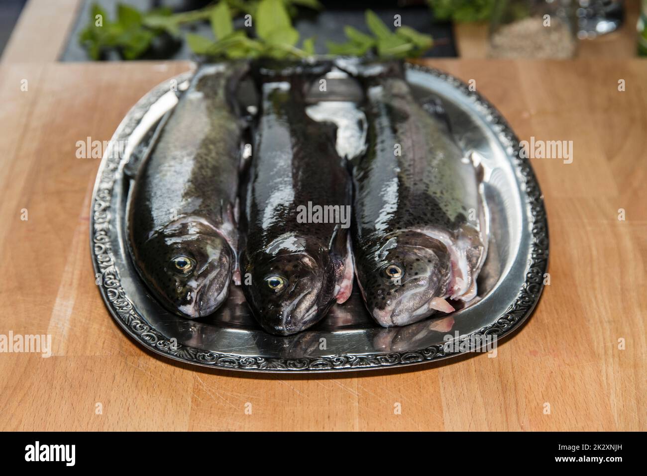 Die frischen Forellen auf einer Tafel Stockfoto