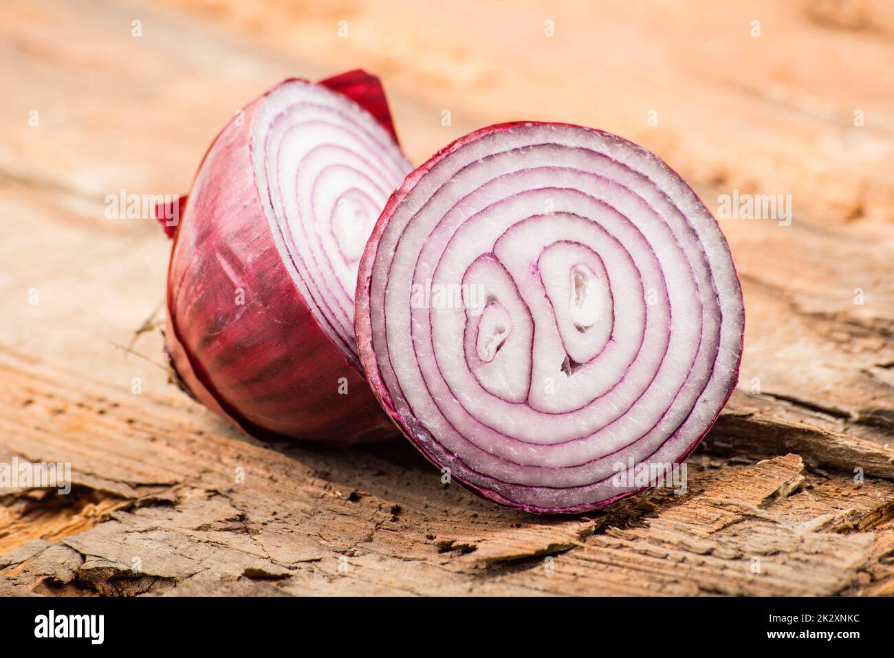 In Scheiben geschnittene rote Zwiebeln in Nahaufnahme Stockfoto