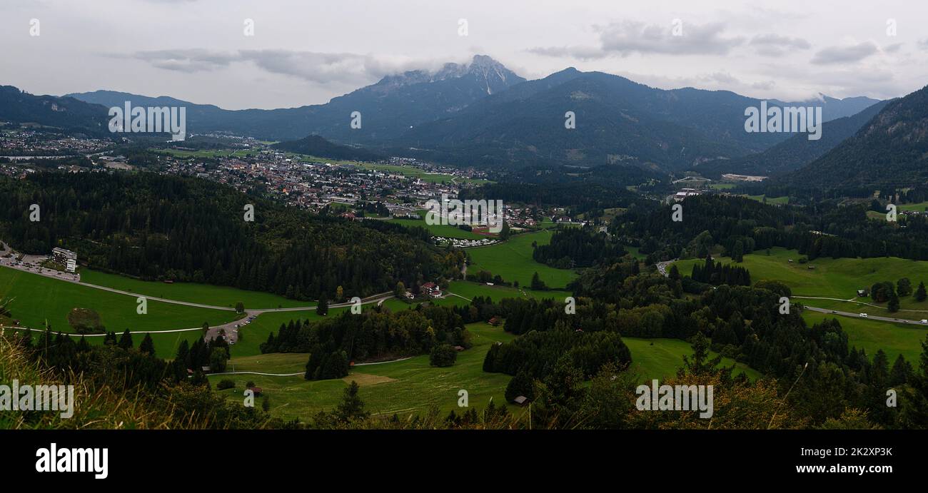 Blick von einem Hügel auf die kleine Stadt Reutte, Österreich, Tirol, Europa mit Bergen in den Wolken an einem Septembertag Stockfoto