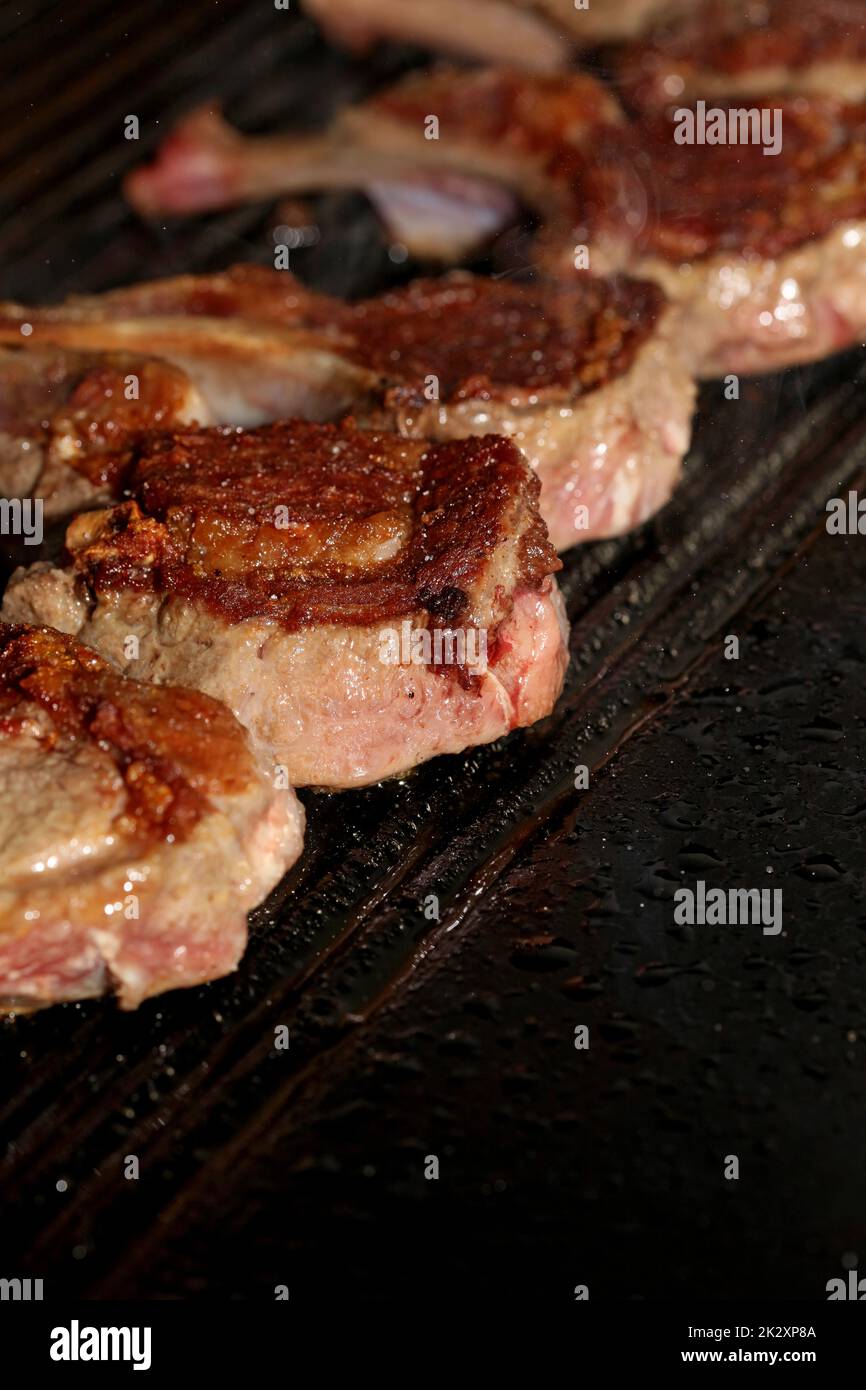 Fleischbraten auf dem Grill Nahbereichsküche moderne, hochwertige Drucke, traditionelle griechische Gerichte Stockfoto