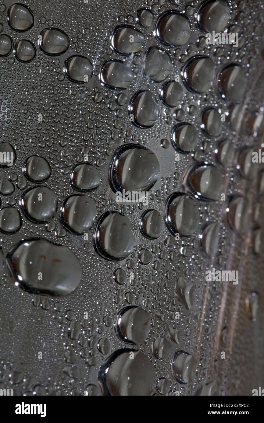 Makro für Wassertropfen aus einer Plastikflasche moderner Hintergrund hohe Qualität druckt 50 Megapixel Stockfoto