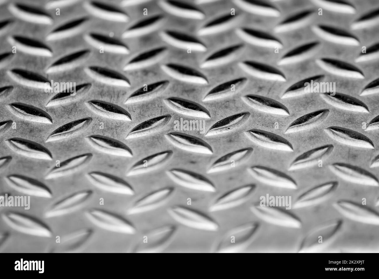 Die massive Oberfläche aus Diamant-Metall zeigt Edelstahlböden in der industriellen Fertigung als Steampunk-Hintergrund für Metalltreppen und schwere Stahlplatten zum Schutz und schwere gepanzerte Militärfahrzeuge Stockfoto
