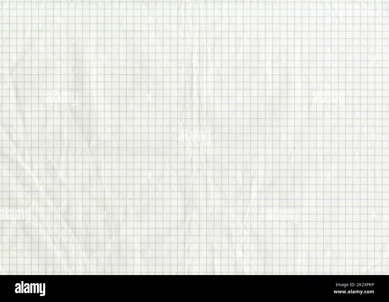 Hochauflösendes großes Bild eines weißen unbeschichteten karierten Diagrammpapiers Scannen verknittertes, altes, dünnes Textbuchpapier mit grauen Schachbrettern Kopierbereich für Text für Präsentationen hochwertiges Hintergrundpapier Stockfoto