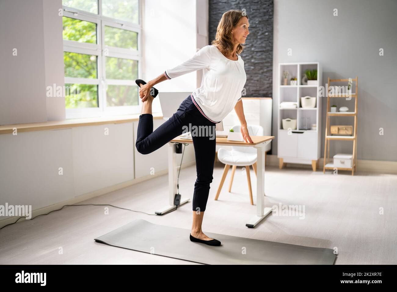Geschäftsfrau zu tun Stretching Übung Stockfoto