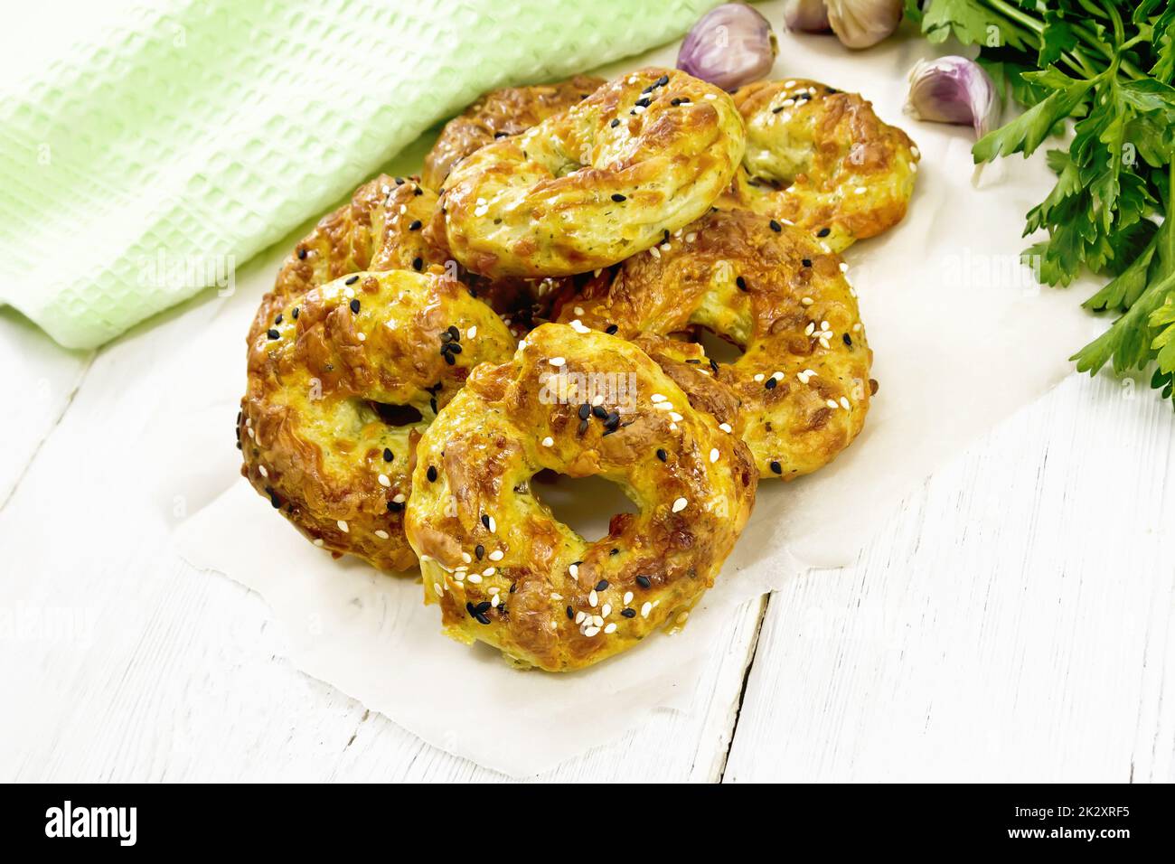 Bagels, Quark und Käse auf Holzbrett Stockfoto