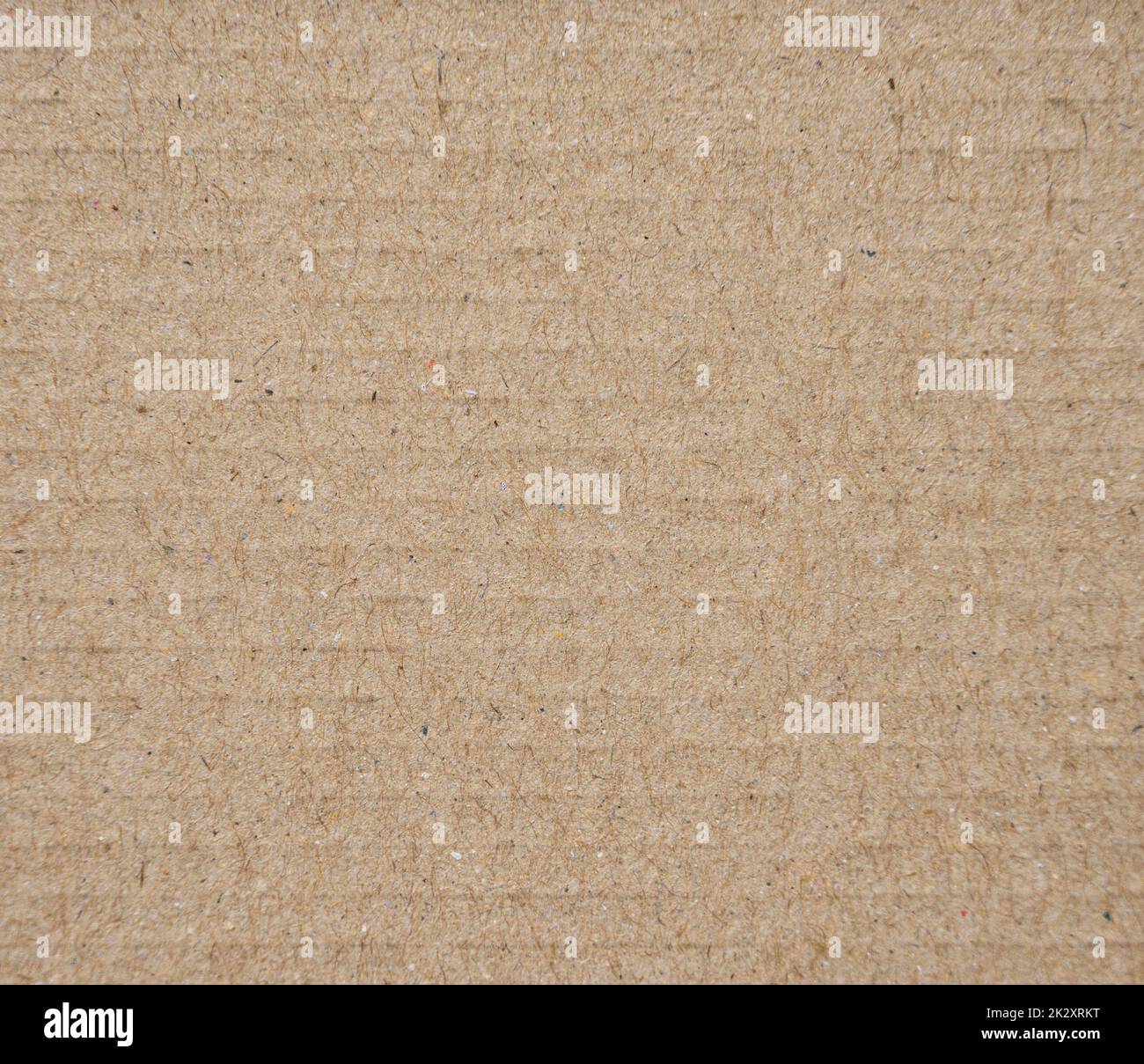 Brauner, strukturierter Hintergrund aus Recyclingpapier auf Papppapier. Stockfoto